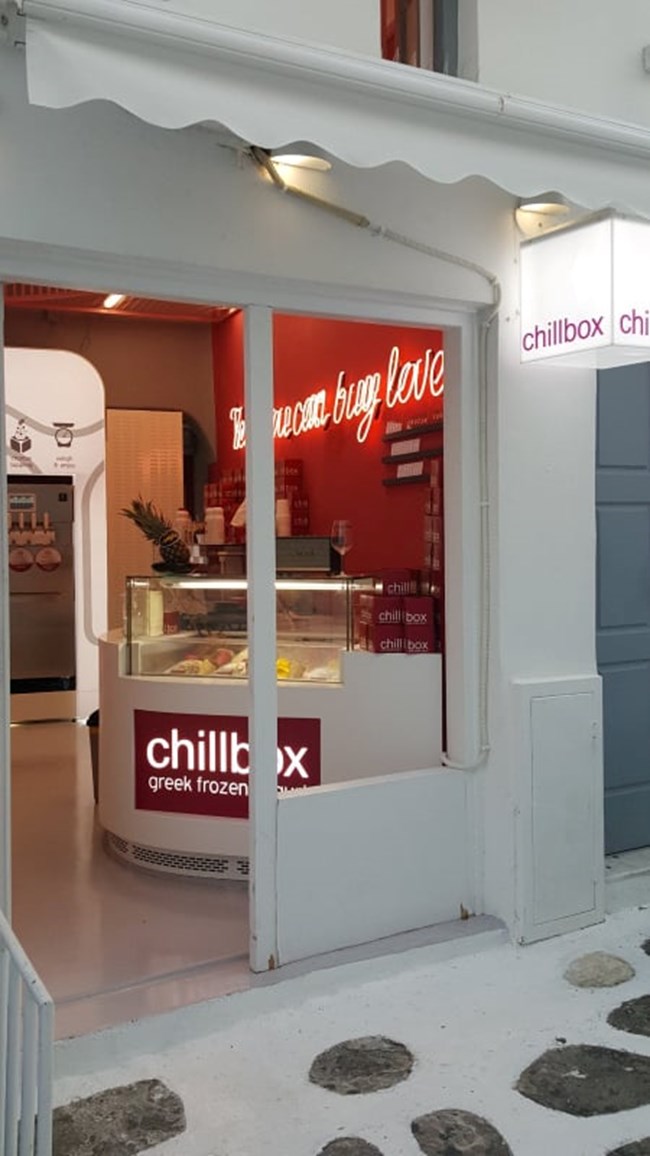 "Υes, you can buy love" στο νέο chillbox Μυκόνου