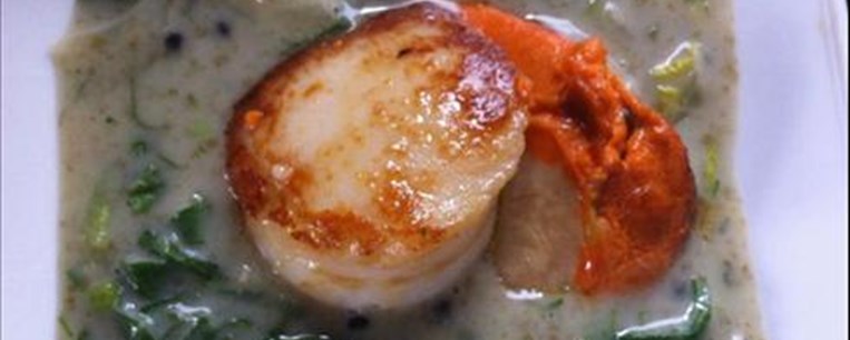 Μαγειρίτσα θαλασσινών με φρέσκα χτένια, αβγά ρέγγας, μύδια και χορταρικά (του Γκίκα Ξενάκη)