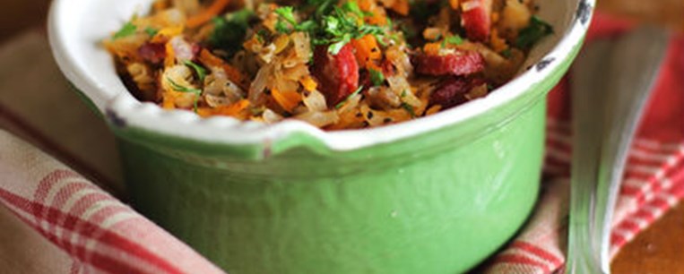 Φακές στην κατσαρόλα με σουτζούκι-πέταλο και λάχανο