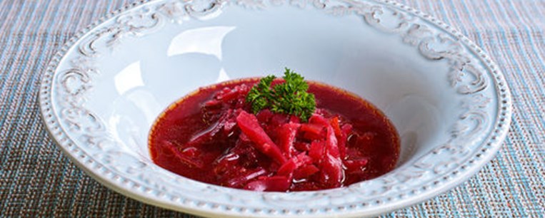 Σούπα με κόκκινο λάχανο και μήλα
