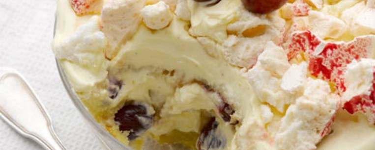 Trifle με φρέσκα κεράσια, μαρέγκα και σιρόπι σοκολάτας