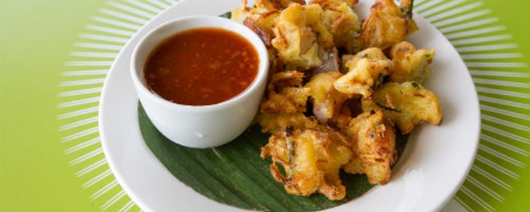 Τηγανίτες γαρίδες με sweet chili sauce από τη Σιγκαπούρη (Cucur udang) 