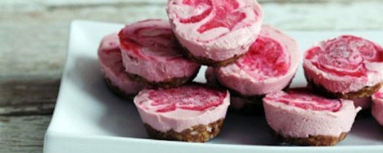 Vegan μίνι τσιζ κέικ με κουλί φράουλας