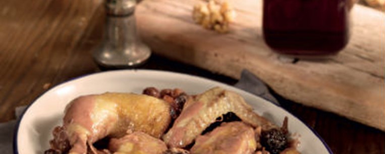 Κοτόπουλο κρασάτο με μέλι και ξηρούς καρπούς (του Ηλία Μαμαλάκη)