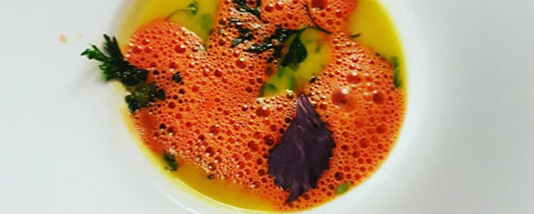 Σπιτικό “ραφιόλι”, γεμιστό με κρητικό σύγκλινο, σε νερό ντομάτας και λαχανικά (του σεφ Βαγγέλη Φρονιμάκη)