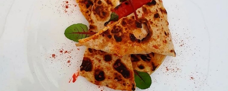 Παραδοσιακή τυρόπιτα στη σχάρα με φύλλο “περέκ”, πιπεριά Φλωρίνης και παστουρμά (του σεφ Νίκου Ισπυρούδη) 