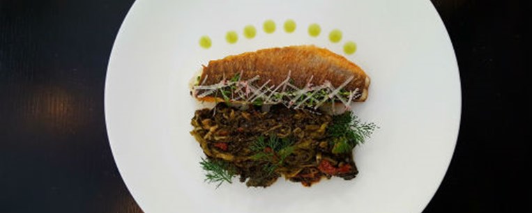 Φιλέτο λαβράκι σχάρας με τσιγαριαστά άγρια χόρτα και σάλτσα λεμονιού (του σεφ Νίκου Ισπυρούδη)