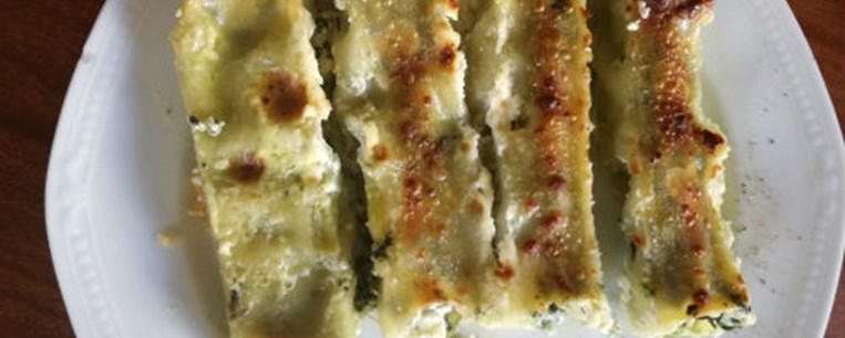 Κανελόνι με σπανάκι και μυζήθρα σε σάλτα από γιαούρτι και πεκορίνο