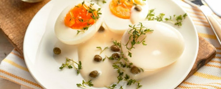 Αβγά βραστά με σος μπεαρνέζ και κάππαρη