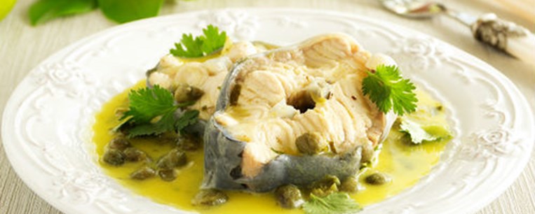 Ψάρι στο φούρνο με λεμονάτη σάλτσα και βότανα
