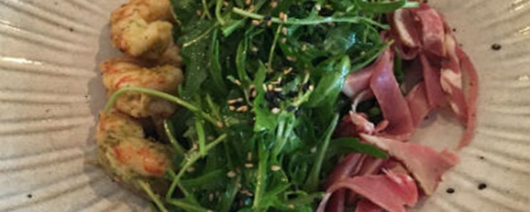 Σαλάτα “520” με ζαμπόνι Νάξου, γαρίδες, aioli και βινεγκρέτ οξύμελι