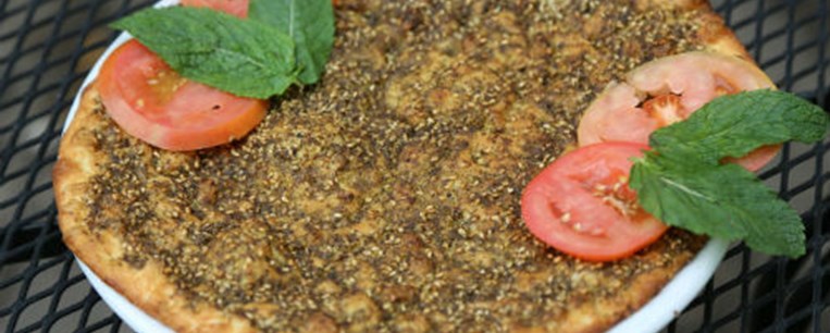 Μανακίς με zaatar και ντομάτα (λιβανέζικη λεπτή πίτα)