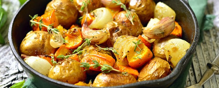 Πατάτες, καρότα, μήλα και σκόρδο με αρωματικά βότανα στο φούρνο 