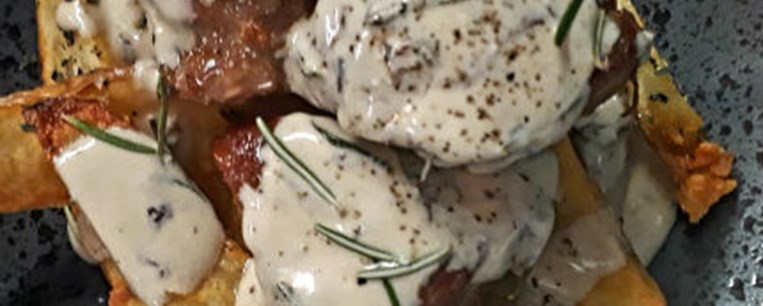 Χοιρινό με σάλτσα γιαουρτιού και πατάτες κυδωνάτες τηγανητές (του σεφ Μανώλη Παπουτσάκη)