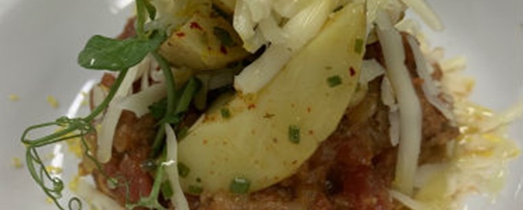 Κοκκινιστό με λεμονάτες πατάτες και γραβιέρα