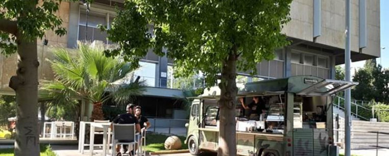 Ένα van αντίκα σερβίρει ροφήματα στο νέο “War Museum Café” 