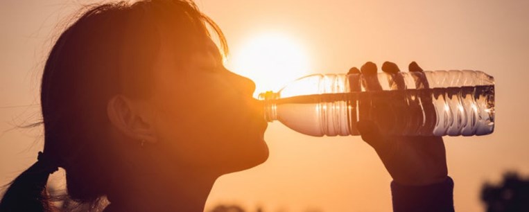 3+1 tips για να πίνουμε (ακόμη) περισσότερο νερό το καλοκαίρι 