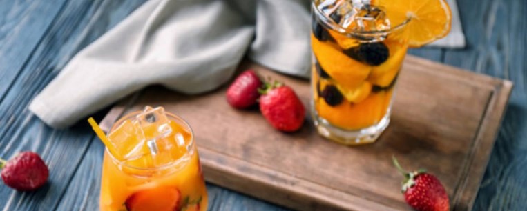 5  καλοκαιρινά cocktails με φρούτα από το ψυγείο μας  