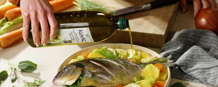 Ελαιόλαδο: O θρεπτικός πρωταγωνιστής της μεσογειακής διατροφής που δίνει γεύση σε κάθε πιάτο μας
